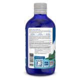 Eine blaue Flasche mit der Aufschrift „Nordic Naturals Arctic Cod Liver Oil“ steht vor einem weißen Hintergrund. Auf der Flasche sind verschiedene Textinformationen zu den Inhaltsstoffen und der Nutzung des Produkts zu sehen. Unten ist ein QR-Code abgebildet. Die Flasche hat einen grauen Deckel und enthält Informationen über die Qualität und Nachhaltigkeit des Produkts. Auf dem Etikett sind zudem kleine Illustrationen von Bergen und Bäumen zu sehen.