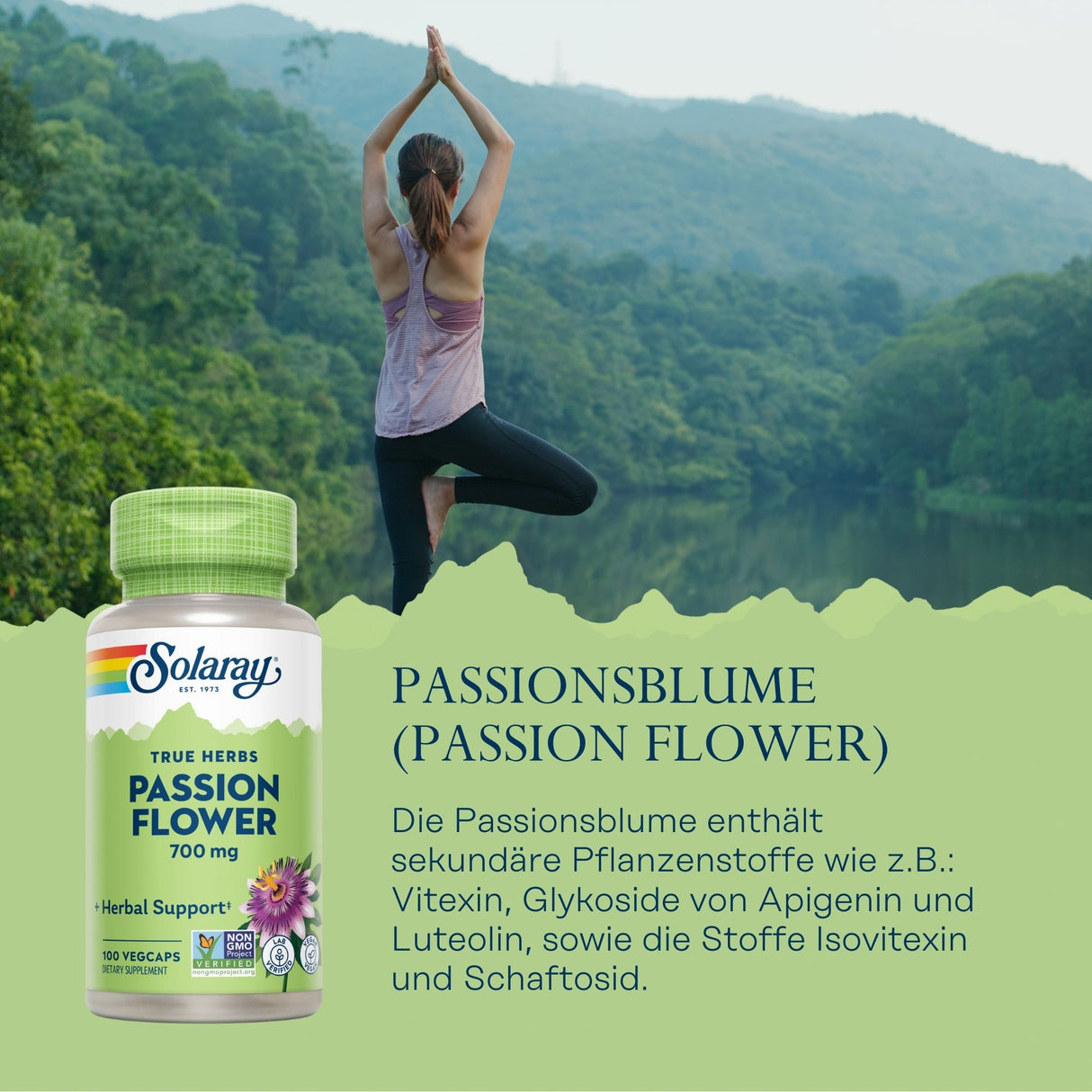 Eine Frau macht Yoga in der Baumhaltung am Ufer eines Sees, umgeben von grünen Hügeln. Im Vordergrund ist eine Flasche Solaray Passionsblume 700 mg zu sehen. Der Hintergrund zeigt eine bewaldete Landschaft unter einem hellen Himmel.