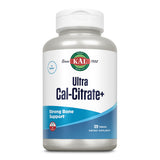 Das Bild zeigt eine weiße Plastikflasche mit einem grauen Deckel. Auf der Flasche befindet sich ein Etikett mit der Aufschrift 'KAL Ultra Cal-Citrate+', das für die Unterstützung starker Knochen wirbt. Es ist für den täglichen Gebrauch vorgesehen und enthält 120 Tabletten. Das Etikett ist in Blau- und Weißtönen gehalten, und das KAL-Logo ist prominent platziert.