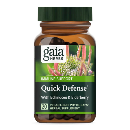 Ein braunes Glas mit einem grünen Deckel, das Nahrungsergänzungsmittel von Gaia Herbs enthält. Auf dem Etikett steht 'Quick Defense' mit Echinacea und Holunderbeere für Immunsystemunterstützung. Es sind 20 vegane Flüssigkapseln enthalten.