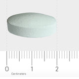 Eine weiße, runde Tablette liegt auf einem Lineal mit Zentimeterangaben. Die Tablette ist etwa 1,5 Zentimeter groß.