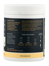 Proteinpulver-Dose mit Etikett. Enthält Informationen über Inhaltsstoffe, Verwendung und Proteinanteil. Marke: Nuzest.