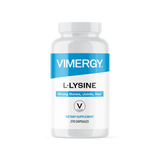 Werbung für L-Lysin-Kapseln mit einer lächelnden Frau am Strand. Text beschreibt L-Lysin als essentielle Aminosäure, 500 mg pro Kapsel.