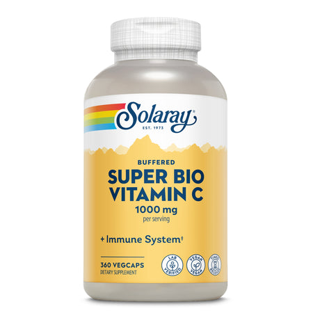 Das Bild zeigt eine Flasche des Nahrungsergänzungsmittels "Solaray Super Bio Vitamin C". Die Flasche ist weiß mit einem gelben Etikett, auf dem der Markenname Solaray und die Produktbezeichnung in blauer Schrift stehen. Es enthält 1000 mg Vitamin C pro Portion. Auf dem Etikett sind Symbole für "Lab Verified", "Vegan" und "Timed Release" zu sehen.