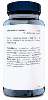 Ein blaues Glas mit einem weißen Etikett, auf dem die Inhaltsstoffe von Tabletten auf Niederländisch beschrieben sind. Es enthält Informationen über Kalium und andere Zutaten wie Mineralien und Maltodextrin. Geeignet für Vegetarier und Veganer.
