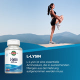 Eine Frau in Sportkleidung steht auf einem Bergplateau und dehnt ihr Bein. Im Vordergrund ist eine Flasche mit L-Lysin 500 mg von KAL zu sehen. Der Hintergrund zeigt eine Berglandschaft unter klarem Himmel. Text auf dem Bild beschreibt L-Lysin als essentielle Aminosäure.