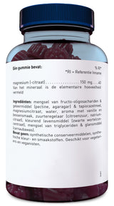 Das Bild zeigt eine durchsichtige Kunststoffflasche mit einem blauen Schraubverschluss, die mit dunkelroten Gummibärchen gefüllt ist. Auf dem weißen Etikett sind in niederländischer Sprache die Inhaltsstoffe und Nährwerte aufgedruckt. Die Gummibärchen enthalten Magnesiumcitrat und sind frei von synthetischen Konservierungsmitteln sowie Farb- und Aromastoffen. Sie sind für Vegetarier und Veganer geeignet.