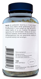 Das Bild zeigt eine Flasche mit Nahrungsergänzungsmitteln der Marke Orthica. Die Flasche enthält 180 Mini-Softgels und hat einen blauen Deckel. Auf dem Etikett sind Anweisungen zur Dosierung und Lagerung in niederländischer Sprache zu sehen. Ein Barcode ist ebenfalls sichtbar.