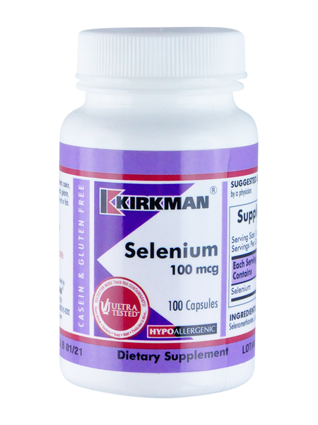 Ein weißes Plastikfläschchen mit violettem Etikett, auf dem "Kirkman Selenium 100 mcg" steht. Es enthält 100 Kapseln und ist hypoallergen sowie glutenfrei. Das Etikett zeigt auch das "Ultra Tested"-Siegel.