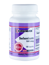 Ein weißes Plastikfläschchen mit violettem Etikett, auf dem "Kirkman Selenium 100 mcg" steht. Es enthält 100 Kapseln und ist hypoallergen sowie glutenfrei. Das Etikett zeigt auch das "Ultra Tested"-Siegel.