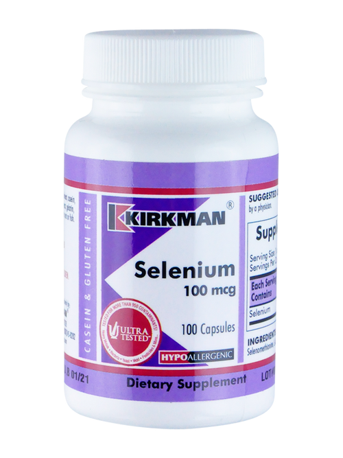 Ein weißes Plastikfläschchen mit violettem Etikett, auf dem "Kirkman Selenium 100 mcg" steht. Es enthält 100 Kapseln und ist hypoallergen sowie glutenfrei. Das Etikett zeigt auch das "Ultra Tested"-Siegel.