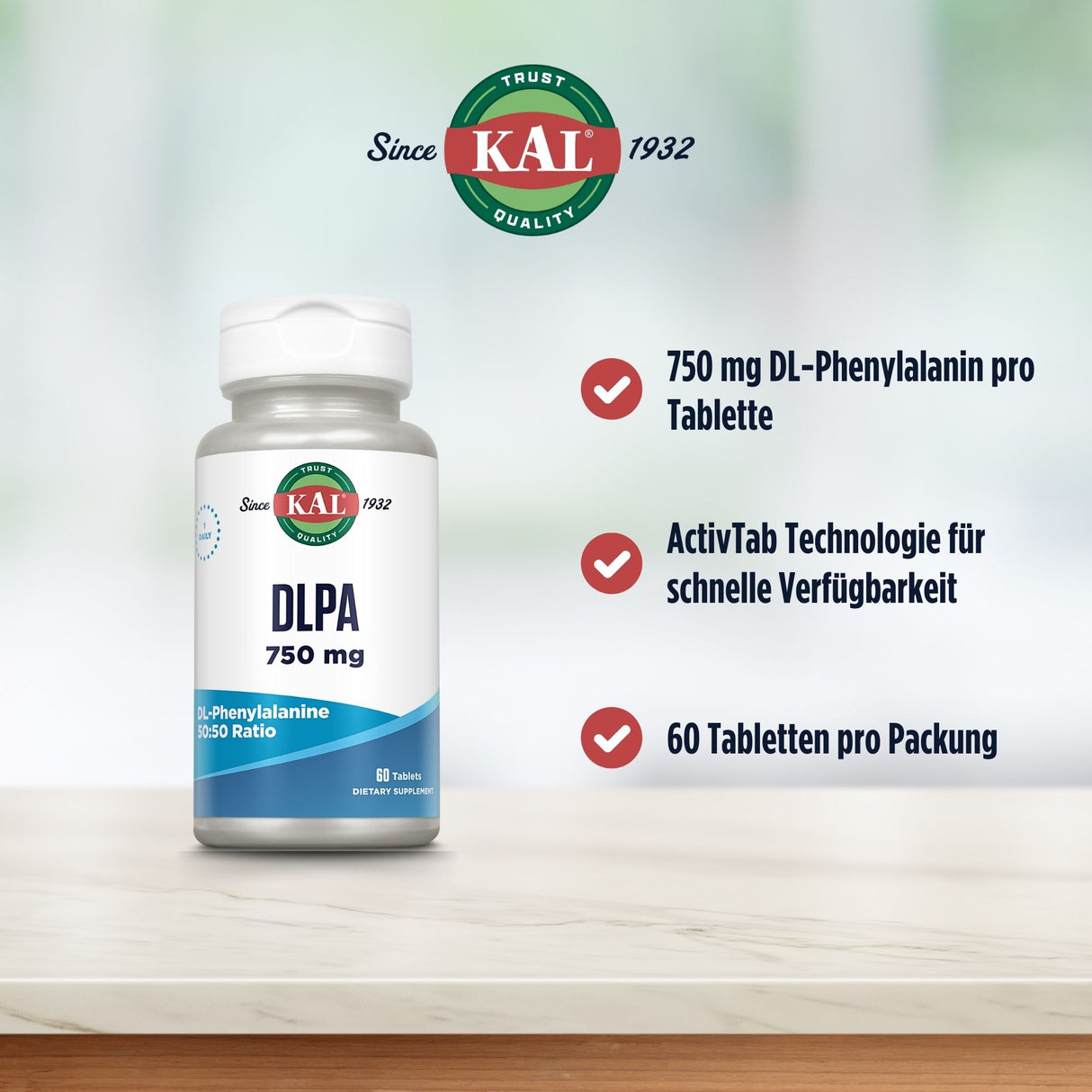 Das Bild zeigt eine weiße Plastikflasche mit einem Etikett der Marke KAL. Die Flasche enthält DLPA 750 mg Tabletten. Links oben befindet sich das KAL-Logo mit dem Schriftzug 'Since 1932'. Rechts vom Produkt sind Informationen zu den Tabletten: 750 mg DL-Phenylalanin pro Tablette, ActivTab Technologie für schnelle Verfügbarkeit und 60 Tabletten pro Packung. Der Hintergrund ist unscharf und in hellen Farben gehalten.