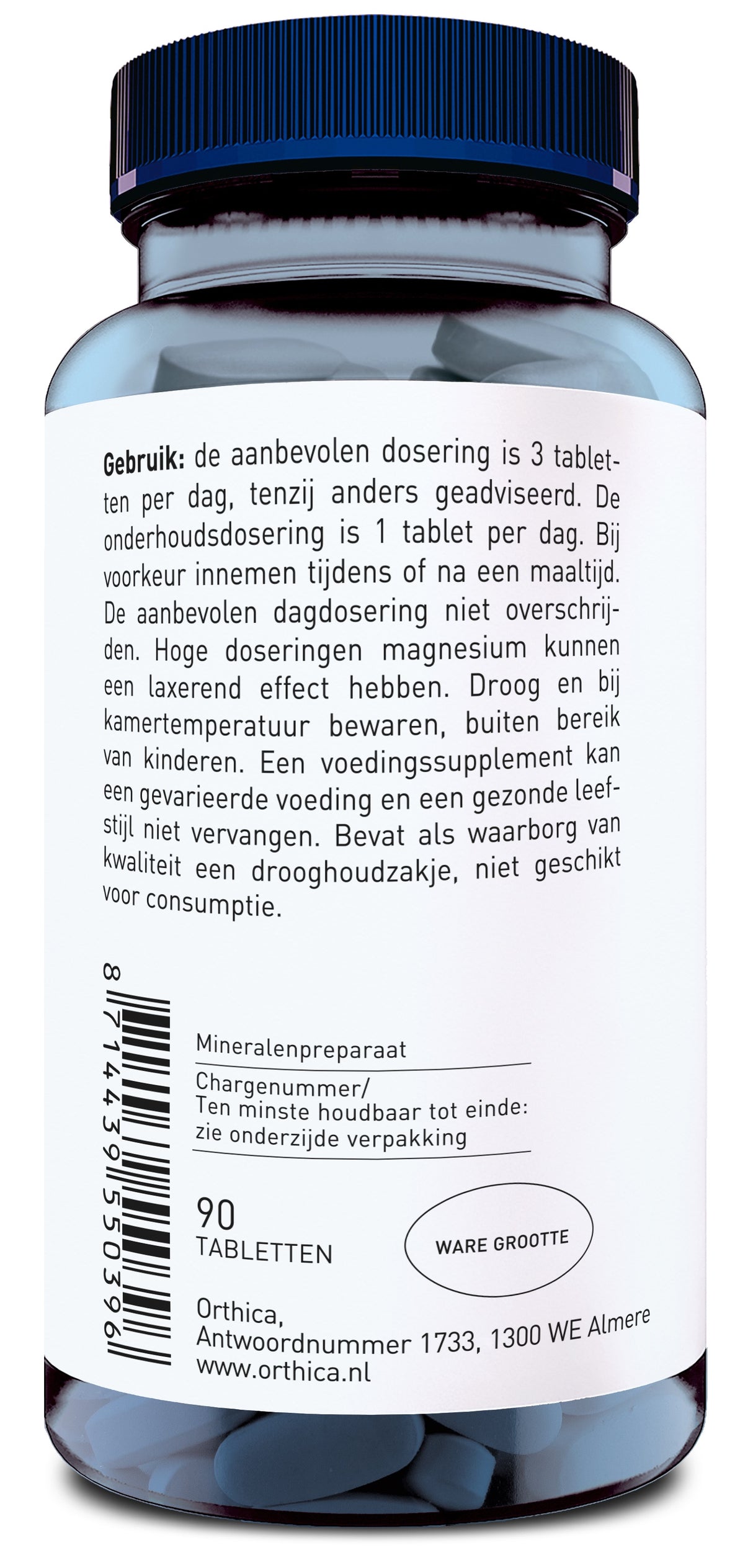 Das Bild zeigt eine durchsichtige Plastikflasche mit blauem Deckel, die 90 Tabletten enthält. Auf dem Etikett steht eine Dosierungsanleitung auf Niederländisch. Die Flasche ist ein Nahrungsergänzungsmittel von Orthica, das in Almere, Niederlande, hergestellt wird.