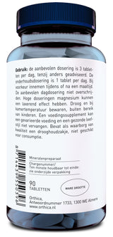 Das Bild zeigt eine durchsichtige Plastikflasche mit blauem Deckel, die 90 Tabletten enthält. Auf dem Etikett steht eine Dosierungsanleitung auf Niederländisch. Die Flasche ist ein Nahrungsergänzungsmittel von Orthica, das in Almere, Niederlande, hergestellt wird.