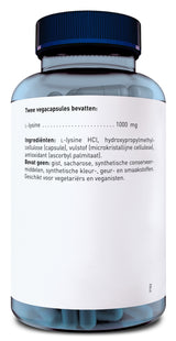 Eine transparente Flasche mit blauen Kapseln und einem blauen Deckel. Das Etikett zeigt die Inhaltsstoffe auf Niederländisch: L-Lysin HCL, Hydroxypropylmethylcellulose, mikrokristalline Cellulose, Ascorbylpalmitat. Für Vegetarier und Veganer geeignet.