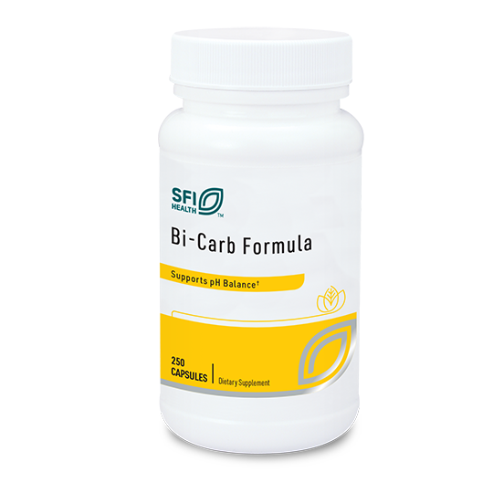 Das Bild zeigt eine weiße Plastikflasche mit einem Schraubverschluss. Auf dem Etikett steht „SFI Health Bi-Carb Formula“ und „Supports pH Balance“. Die Flasche enthält 250 Kapseln und ist ein Nahrungsergänzungsmittel. Das Etikett ist in Weiß und Gelb gestaltet.