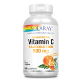 Eine weiße Plastikflasche mit der Aufschrift 'Solaray Gepuffertes Vitamin C Kautabletten 500 mg'. Auf der Flasche ist ein Regenbogen-Logo und ein Bild von Orangen. Unten steht '100 Kautabletten'.