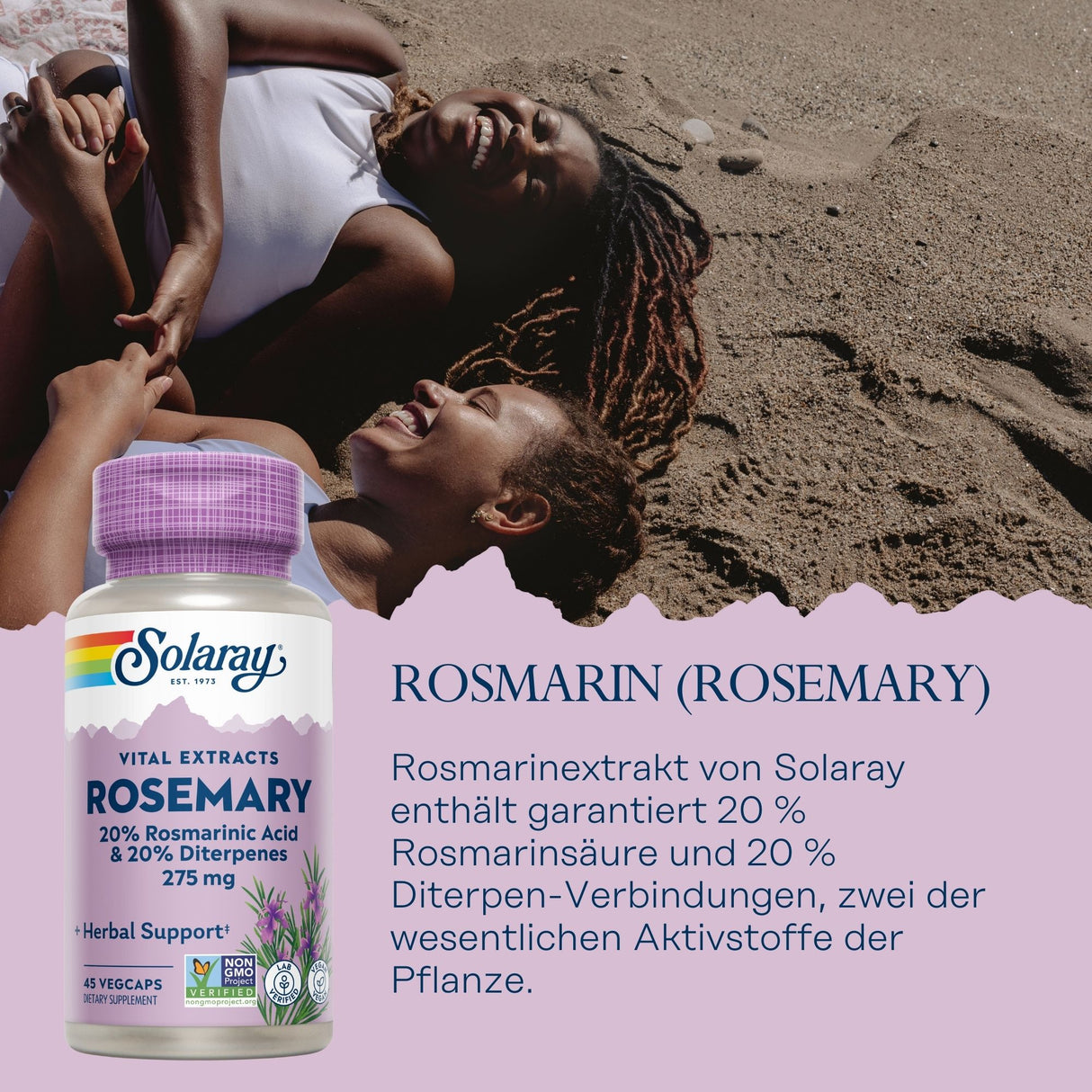 Zwei Personen liegen lächelnd auf einem Sandstrand, während sie sich an den Händen halten. Im Vordergrund ist eine Flasche Solaray Rosmarin-Extrakt zu sehen. Der Hintergrund zeigt den Sandstrand. Rechts im Bild steht ein Text über Rosmarin.