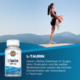 Eine Frau in Sportkleidung steht auf einem Felsen in einer Berglandschaft und dehnt ihr Bein. Im Vordergrund ist eine Packung L-Taurin 500 mg von KAL zu sehen. Der Himmel ist klar und blau.
