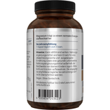 Eine weiße Plastikflasche mit dem Etikett 'American Biologics Magnesium 300' steht aufrecht. Auf dem Etikett sind Informationen über das Produkt angegeben, darunter 'Nahrungsergänzungsmittel mit Magnesium', 'vegan' und 'non GMO'. Drei weiße Kapseln liegen vor der Flasche.