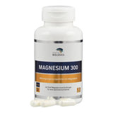 Eine weiße Plastikflasche mit dem Etikett 'American Biologics Magnesium 300' steht aufrecht. Auf dem Etikett sind Informationen über das Produkt angegeben, darunter 'Nahrungsergänzungsmittel mit Magnesium', 'vegan' und 'non GMO'. Drei weiße Kapseln liegen vor der Flasche.