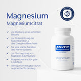 Ein weißes Magnesiumcitrat-Produkt von Pure Encapsulations steht auf einem weißen Hintergrund. Links daneben befindet sich eine Liste der Vorteile des Produkts, darunter Unterstützung der Muskelfunktion und des Energiestoffwechsels. Oben rechts befindet sich ein Siegel mit der Aufschrift 'Kölner Liste'.