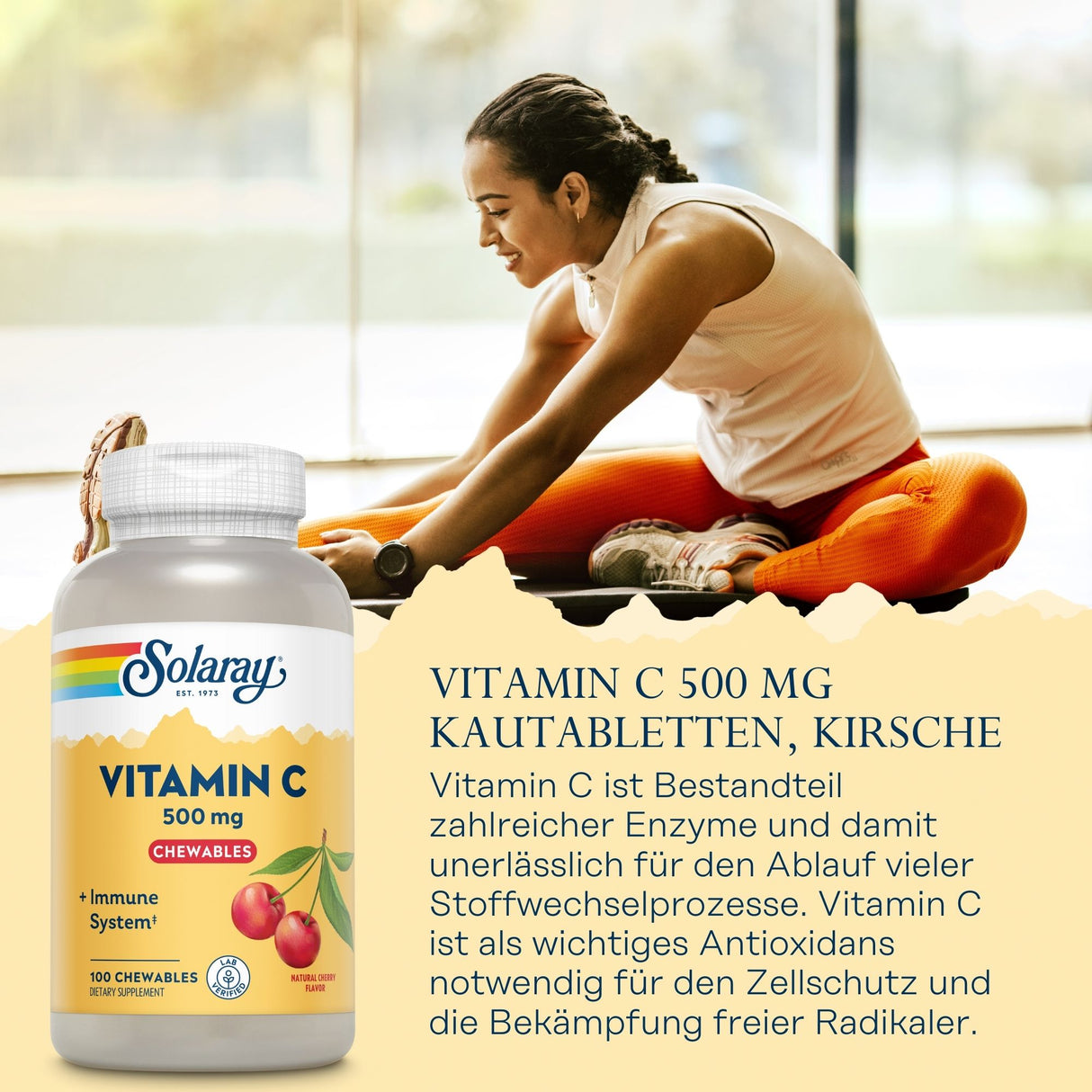 Eine Frau in Sportkleidung sitzt auf einer Matte und dehnt sich in einem hellen Raum. Neben ihr ist eine große Flasche Solaray Vitamin C 500 mg Kautabletten mit Kirschgeschmack abgebildet. Der Text auf der Flasche betont die Bedeutung von Vitamin C für das Immunsystem und den Zellschutz. Im Hintergrund ist ein Fenster mit unscharfem Ausblick zu sehen.