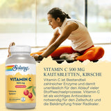 Eine Frau in Sportkleidung sitzt auf einer Matte und dehnt sich in einem hellen Raum. Neben ihr ist eine große Flasche Solaray Vitamin C 500 mg Kautabletten mit Kirschgeschmack abgebildet. Der Text auf der Flasche betont die Bedeutung von Vitamin C für das Immunsystem und den Zellschutz. Im Hintergrund ist ein Fenster mit unscharfem Ausblick zu sehen.