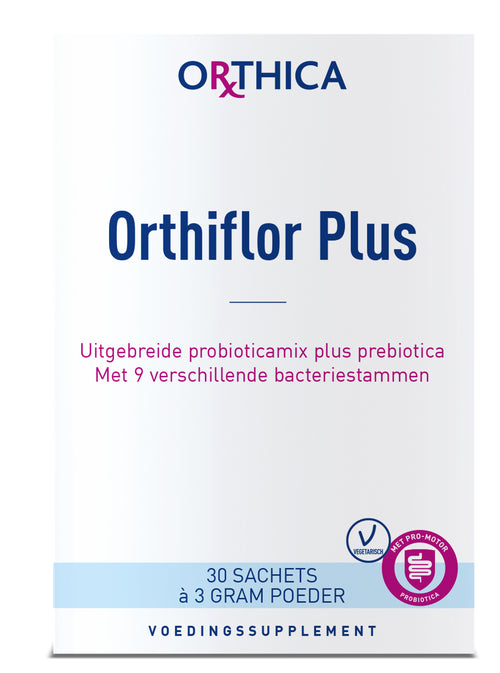 Die Verpackung von Orthica Orthiflor Plus, einem Nahrungsergänzungsmittel, ist abgebildet. Auf weißem Hintergrund steht der Markenname oben, darunter der Produktname. Es wird als probiotische Mischung mit neun Bakterienstämmen beschrieben. Unten sind Details zu den 30 Beuteln à 3 Gramm Pulver zu sehen. Vegetarisch und mit Pro-Motor Probiotika gekennzeichnet.