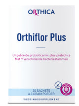Die Verpackung von Orthica Orthiflor Plus, einem Nahrungsergänzungsmittel, ist abgebildet. Auf weißem Hintergrund steht der Markenname oben, darunter der Produktname. Es wird als probiotische Mischung mit neun Bakterienstämmen beschrieben. Unten sind Details zu den 30 Beuteln à 3 Gramm Pulver zu sehen. Vegetarisch und mit Pro-Motor Probiotika gekennzeichnet.