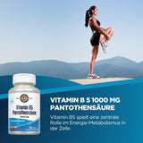 Eine Frau in Sportkleidung dehnt sich auf einem Bergplateau. Im Vordergrund ist eine Flasche Vitamin B5 Pantothensäure zu sehen. Der Himmel ist klar und die Umgebung ist bergig.