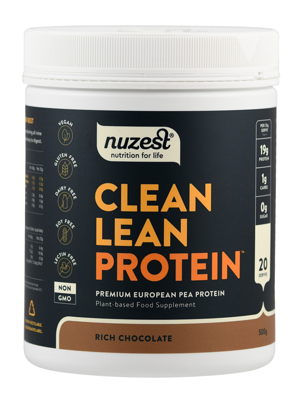 Ein Behälter mit Nuzest Clean Lean Protein, Geschmacksrichtung Rich Chocolate. Vegan, glutenfrei, laktosefrei, sojafrei, ohne Gentechnik.
