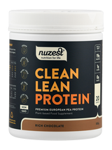 Ein Behälter mit Nuzest Clean Lean Protein, Geschmacksrichtung Rich Chocolate. Vegan, glutenfrei, laktosefrei, sojafrei, ohne Gentechnik.
