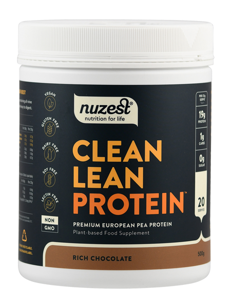 Ein Behälter mit Nuzest Clean Lean Protein, Geschmacksrichtung Rich Chocolate. Vegan, glutenfrei, laktosefrei, sojafrei, ohne Gentechnik.