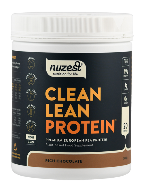 Ein Behälter mit Nuzest Clean Lean Protein, Geschmacksrichtung Rich Chocolate. Vegan, glutenfrei, laktosefrei, sojafrei, ohne Gentechnik.