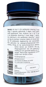 Das Bild zeigt eine blaue Kunststoffdose mit einem Etikett in niederländischer Sprache. Die Dose enthält 30 Kapseln eines Nahrungsergänzungsmittels der Marke Orthica. Das Etikett gibt Gebrauchsanweisungen und Informationen zur Dosierung. Ein Barcode und die Adresse des Herstellers in Almere, Niederlande, sind ebenfalls sichtbar.