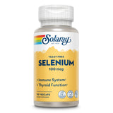 Eine Flasche des Nahrungsergänzungsmittels Solaray Selen 100 mcg ist zu sehen. Die Flasche ist weiß mit einem gelben Etikett, auf dem der Markenname Solaray und die Aufschrift "Yeast-Free Selenium 100 mcg" stehen. Zusätzlich sind die Vorteile für das Immunsystem und die Schilddrüsenfunktion hervorgehoben. Das Produkt enthält 90 vegane Kapseln und ist als Labor-geprüft gekennzeichnet. Symbole für vegan und Labor-geprüft sind ebenfalls abgebildet.