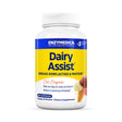 Die Abbildung zeigt eine Flasche des Nahrungsergänzungsmittels 'Dairy Assist' von Enzymedica. Die Flasche ist weiß mit einem gelben Etikett, auf dem in blauer Schrift 'Dairy Assist' steht. Weitere Informationen auf dem Etikett umfassen die Aufschrift 'Breaks Down Lactose & Protein', '30 Capsules', 'Vegan & Kosher', sowie eine Beschreibung der Enzyme, die bei der Verdauung von Milchprodukten helfen. Ein Eis und ein Stück Käse sind als Illustrationen abgebildet.