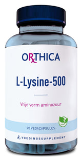 Ein Glasbehälter mit einem blauen Deckel enthält 90 vegane Kapseln. Auf dem Etikett steht 'ORTHICA L-Lysine-500' und 'Vrije vorm aminozuur'. Ein grünes Symbol zeigt 'Vegan'.