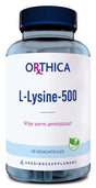 Ein Glasbehälter mit einem blauen Deckel enthält 90 vegane Kapseln. Auf dem Etikett steht 'ORTHICA L-Lysine-500' und 'Vrije vorm aminozuur'. Ein grünes Symbol zeigt 'Vegan'.