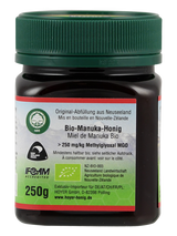 Ein Glas Bio-Manuka-Honig, 250g, aus Neuseeland, mit über 250 mg/kg Methylglyoxal MGO. Zertifizierungen und Importinformationen sind sichtbar.