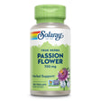 Eine grüne Flasche mit einem Etikett von Solaray. Das Etikett zeigt die Aufschrift 'True Herbs Passion Flower 700 mg' und 'Herbal Support'. Es gibt Symbole für 'Non-GMO', 'Lab Verified' und 'Vegan'. Unten steht '100 VegCaps Dietary Supplement'.