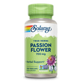 Eine grüne Flasche mit einem Etikett von Solaray. Das Etikett zeigt die Aufschrift 'True Herbs Passion Flower 700 mg' und 'Herbal Support'. Es gibt Symbole für 'Non-GMO', 'Lab Verified' und 'Vegan'. Unten steht '100 VegCaps Dietary Supplement'.