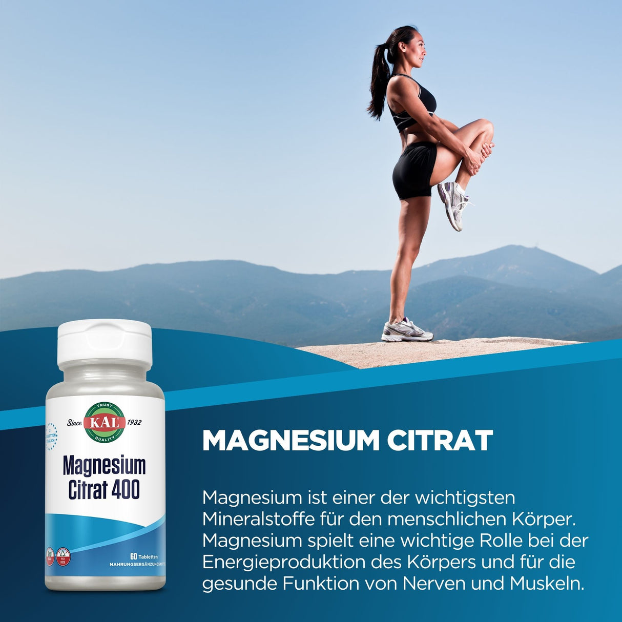 Eine Frau in Sportkleidung steht auf einem Felsen und dehnt ihr Bein, mit einer Berglandschaft im Hintergrund. Im Vordergrund ist eine Flasche Magnesium Citrat 400 von KAL zu sehen. Der Himmel ist klar und blau.