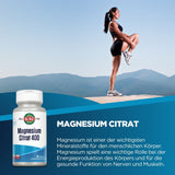 Eine Frau in Sportkleidung steht auf einem Felsen und dehnt ihr Bein, mit einer Berglandschaft im Hintergrund. Im Vordergrund ist eine Flasche Magnesium Citrat 400 von KAL zu sehen. Der Himmel ist klar und blau.