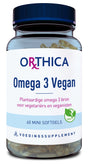 Ein Glasbehälter mit dunkelblauem Deckel, darauf steht 'Orthica Omega 3 Vegan'. Der Behälter enthält 60 Mini-Softgels, die als pflanzliche Omega-3-Quelle für Vegetarier und Veganer beworben werden. Auf dem Etikett ist ein grünes Blatt mit der Aufschrift 'Vegan' zu sehen.