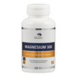 Eine weiße Plastikflasche mit einem Etikett, das "Magnesium 300" von American Biologics zeigt. Das Etikett ist blau und orange mit der Aufschrift "Nahrungsergänzungsmittel mit Magnesium". Unten steht "VEGAN" und "NON GMO". Die Flasche enthält 90 Kapseln.
