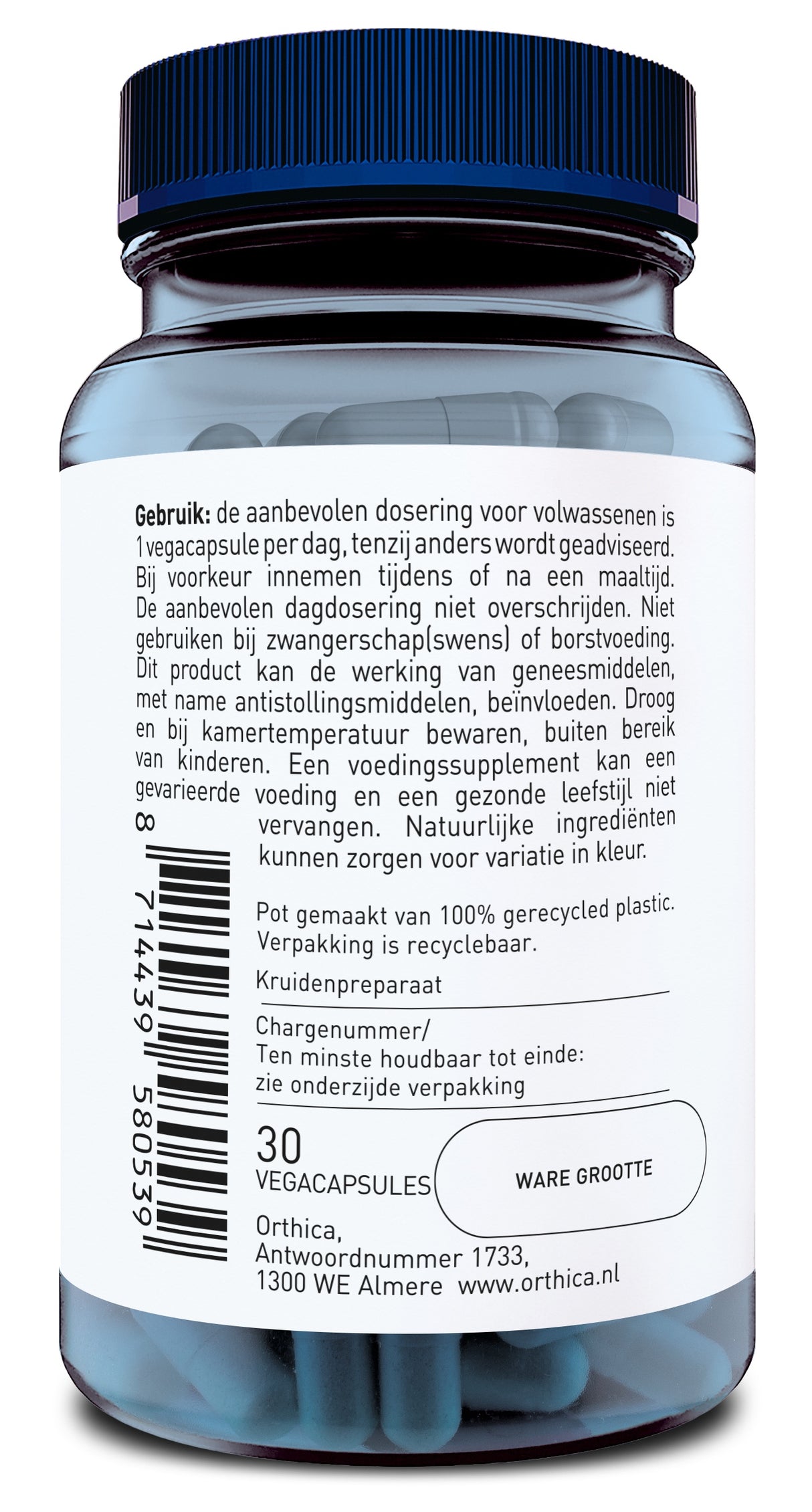 Ein blaues Kunststoffglas mit einem Etikett, das in niederländischer Sprache Informationen zu einem Nahrungsergänzungsmittel enthält. Das Etikett beschreibt die empfohlene Dosierung, Vorsichtsmaßnahmen und Lagerhinweise. Auf dem Etikett sind auch der Produktname, die Anzahl der Kapseln (30 Vegacapsules), die Herstelleradresse (Orthica, Almere, Niederlande) und ein Barcode zu sehen. Der Deckel des Glases ist dunkelblau.