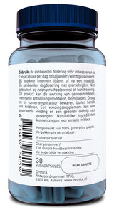Ein blaues Kunststoffglas mit einem Etikett, das in niederländischer Sprache Informationen zu einem Nahrungsergänzungsmittel enthält. Das Etikett beschreibt die empfohlene Dosierung, Vorsichtsmaßnahmen und Lagerhinweise. Auf dem Etikett sind auch der Produktname, die Anzahl der Kapseln (30 Vegacapsules), die Herstelleradresse (Orthica, Almere, Niederlande) und ein Barcode zu sehen. Der Deckel des Glases ist dunkelblau.