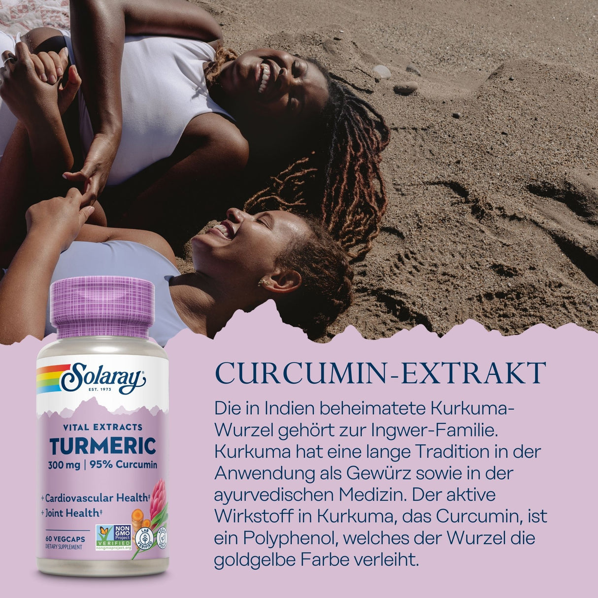 Zwei lachende Frauen liegen auf einem Sandstrand. Im Vordergrund ist eine Flasche Solaray Vital Extracts Turmeric zu sehen. Rechts steht ein Text über Curcumin-Extrakt, der die gesundheitlichen Vorteile beschreibt. Der Hintergrund zeigt den Sandstrand und die entspannte Atmosphäre.